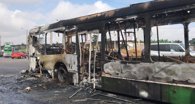 Côte d’Ivoire : violences nocturnes à Yopougon, un bus SOTRA incendié
