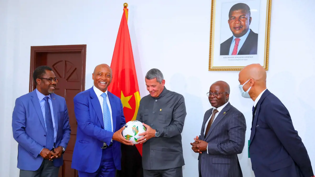 Football :  Motsepe en visite de 48 heures en Angola