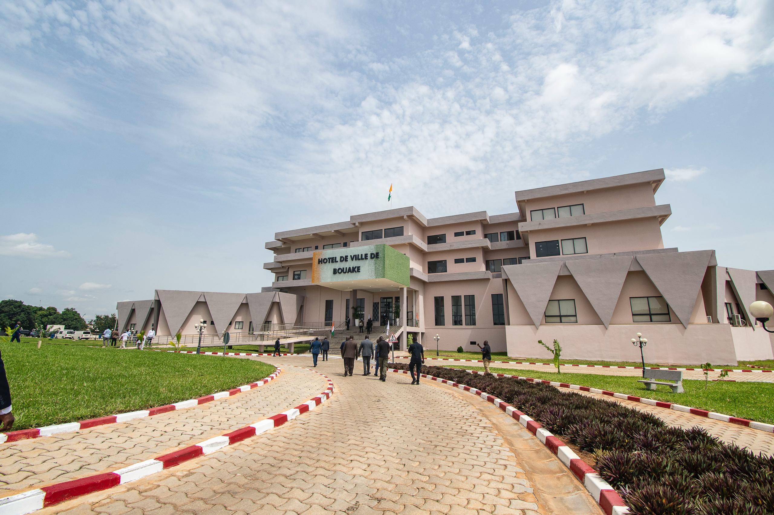Bouaké inaugure son CHR et son Hôtel de ville dans une liesse populaire