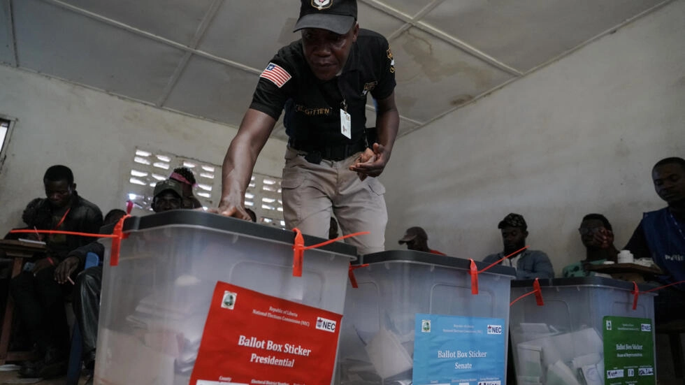 Présidentielle: les Libériens votent pour départager Weah et Boakai