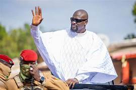 Guinée: le général Mamadi Doumbouya officiellement candidat à la présidentielle