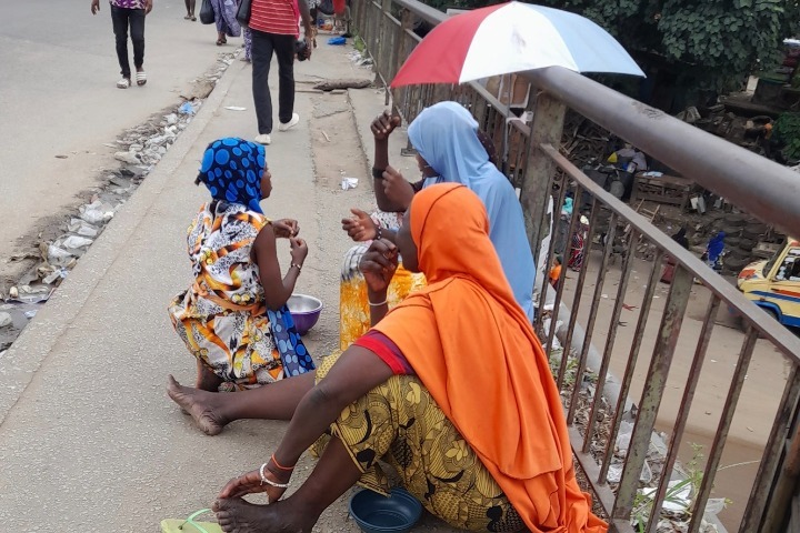 Malgré l’interdiction, les mendiants ne quittent pas les rues d’Abidjan
