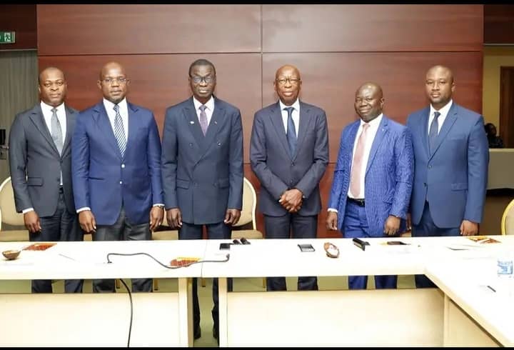 Elu PCA de la Sotra, le général Touré Sékou échange avec le personnel