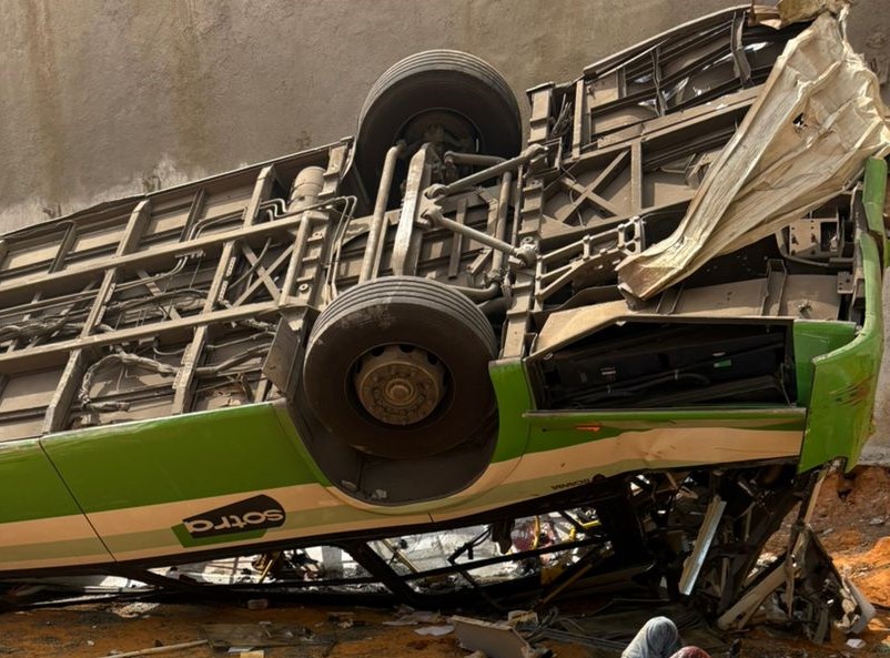 Un autobus de la Sotra termine son trajet dans un trou à Abidjan, 1 mort
