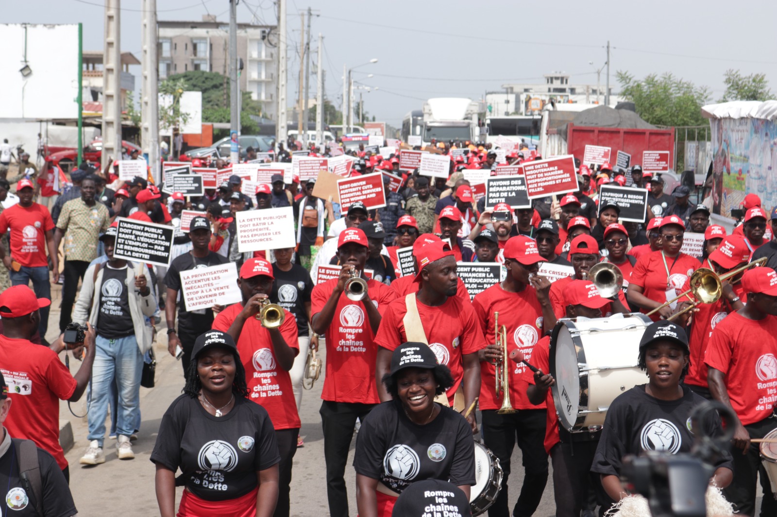 Rupture des chaînes de la dette : 6 000 syndicalistes africains défilent à Grand-Bassam