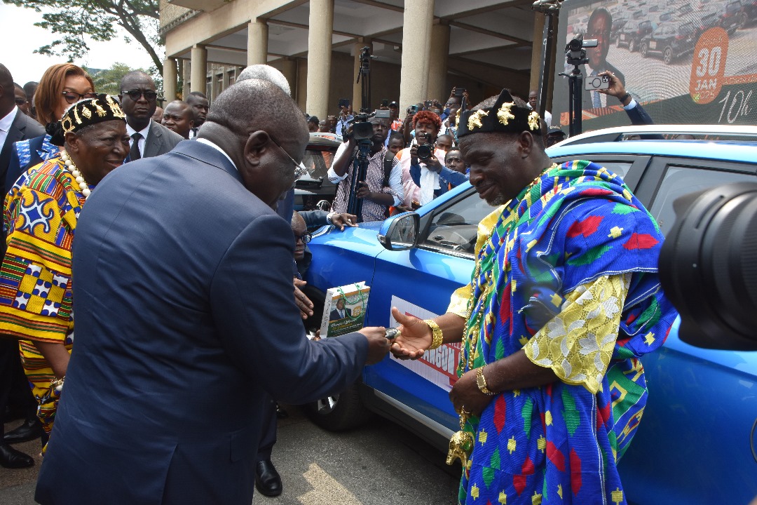 Côte d'Ivoire : le gouverneur d'Abidjan offre des véhicules aux chefs traditionnels