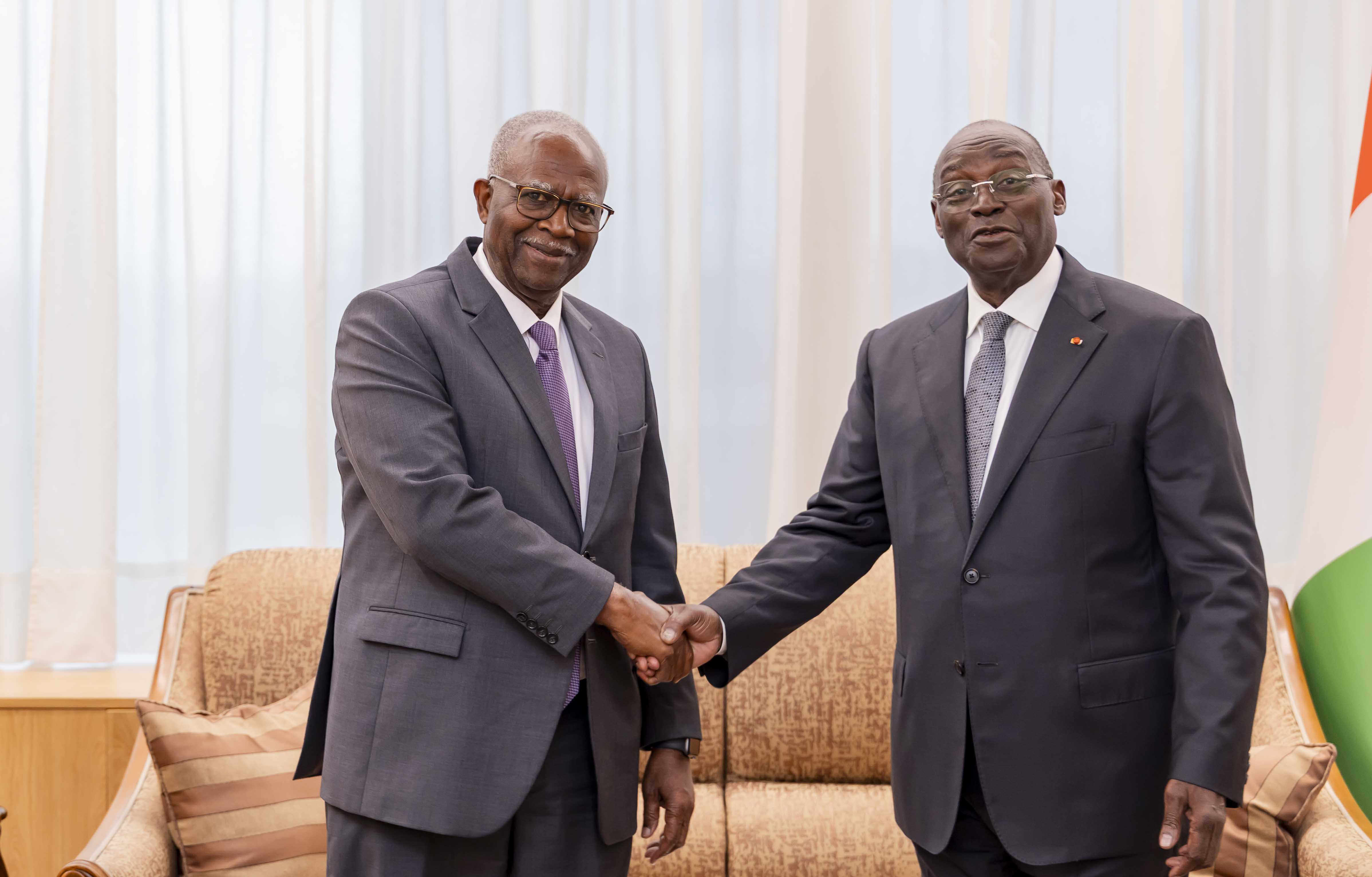 Alassane Ouattara invité à l’investiture de Brice Oligui Nguema